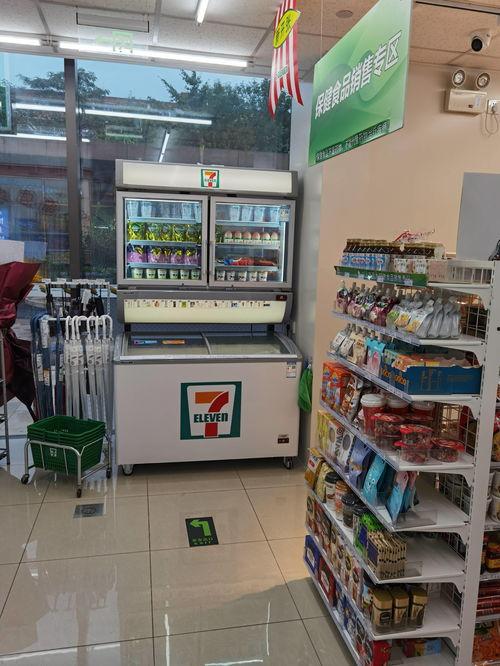 小卖部货架摆放图片,琳琅满目的零食与日常用品一览