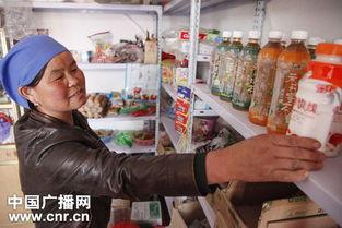 小卖部货架摆放图片,琳琅满目的零食与日常用品一览