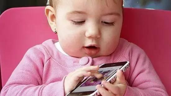 孩子玩手机的危害图片,孩子过度使用手机的五大危害解析