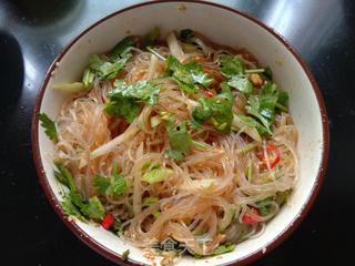 凉拌粉丝的做法视频,夏日清爽美食轻松get！