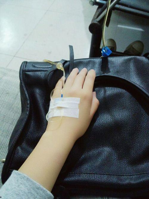 女生手打针的图片大全,女生手打针瞬间，展现无畏与坚强
